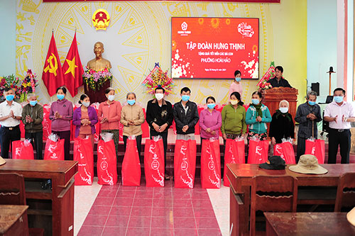 Hơn 1.200 phần quà Xuân yêu thương được Tập đoàn Hưng Thịnh trao tặng đến bà con tỉnh Bình Định và Khánh Hòa
