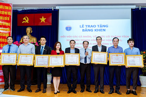 Tập đoàn Hưng Thịnh nhận bằng khen của Chủ tịch UBND TP.HCM vì những đóng góp cho công tác phòng, chống dịch Covid-19