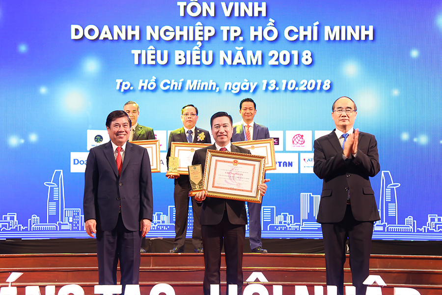 Ông Nguyễn Đình Trung và Tập đoàn Hưng Thịnh vinh dự đón nhận giải thưởng Doanh nhân, Doanh nghiệp TP.HCM tiêu biểu năm 2018