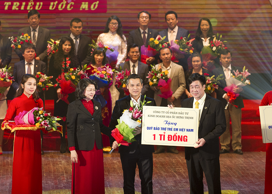 Hung Thinh Corp trao tặng 1 tỷ đồng cho Quỹ Bảo trợ trẻ em Việt Nam