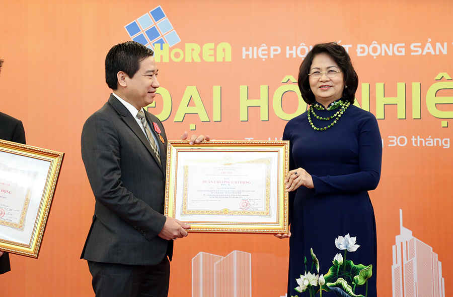 Ông Nguyễn Đình Trung - Chủ tịch HĐQT kiêm Tổng giám đốc Hung Thinh Corp vinh dự đón nhận Huân chương lao động hạng 3
