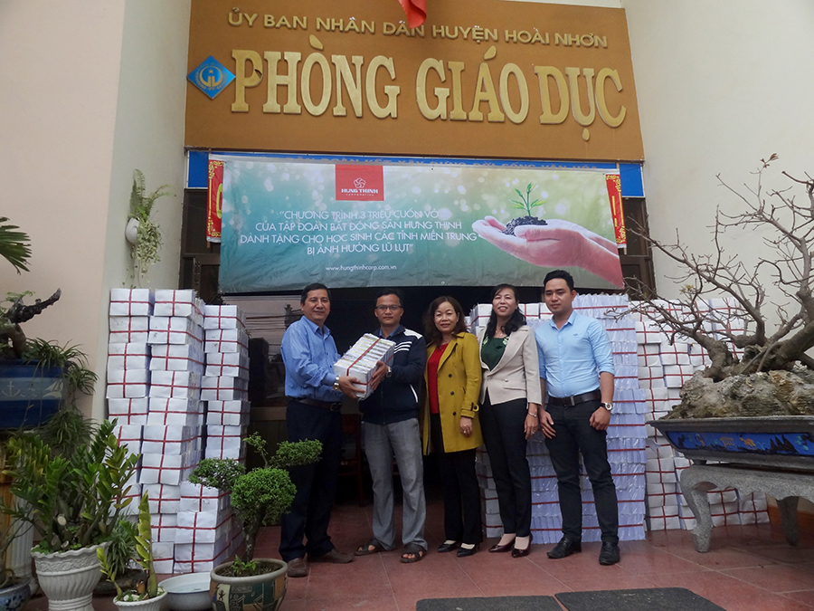 3 triệu cuốn vở của Hung Thinh Corp đã đến tận tay các em học sinh vùng lũ miền Trung