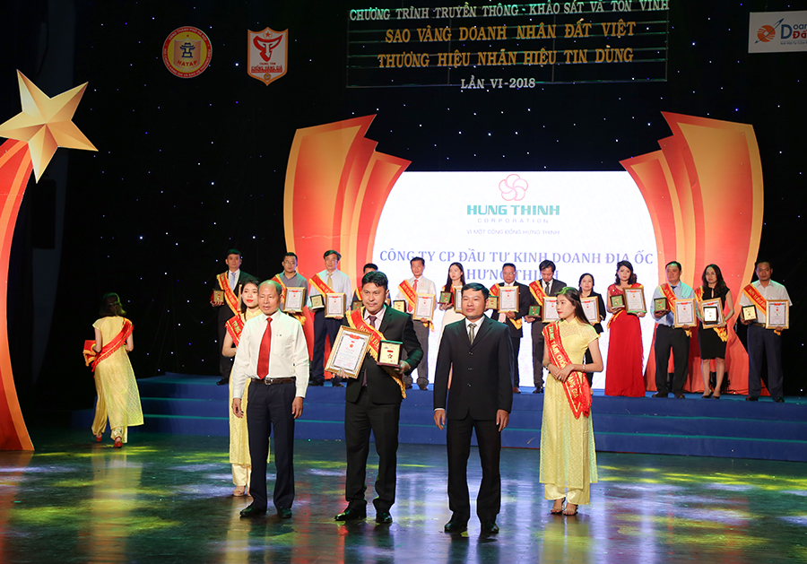 Ông Nguyễn Nam Hiền đón nhận giải thưởng Sao vàng doanh nhân đất Việt 2018