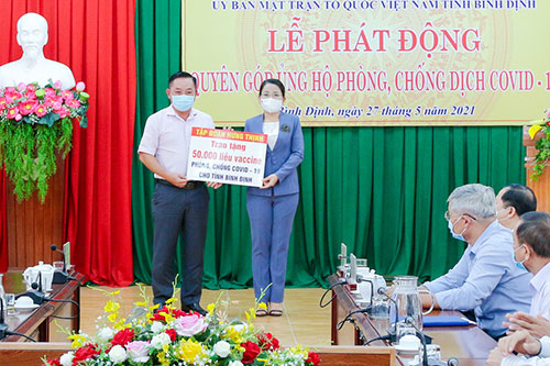 Tập Đoàn Hưng Thịnh trao tặng 50.000 liều vắc-xin phòng, chống Covid-19 cho tỉnh Bình Định