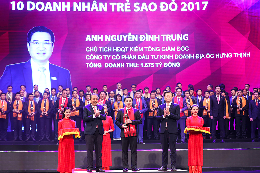 Chủ tịch Nguyễn Đình Trung vinh dự đón nhận giải thưởng top 10 Doanh Nhân trẻ sao đỏ 2017