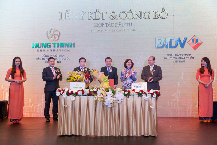 Đại diện Công ty Hung Thinh Corp và Ngân hàng BIDV nhận hoa chúc mừng từ Bà Nguyễn Thị Thu Hà - Bí thư Quận Ủy - Chủ tịch UBND Quận Bình Thạnh