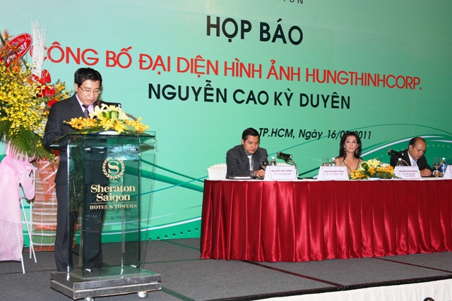 Ông Nguyễn Đình Trung phát biểu trong buổi họp báo với MC Kỳ Duyên