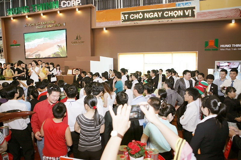 Kỳ Duyên thăm Hưng Thịnh tại VietBuild 2012