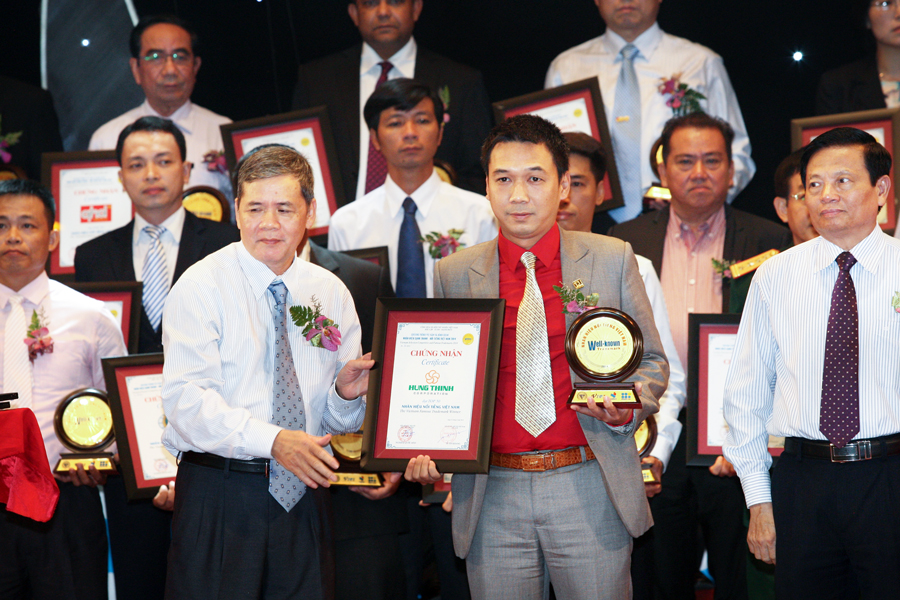 Đại diện Hung Thinh Corp, ông Bùi Ngọc Sơn – Giám đốc Marketing nhận Bằng chứng nhận và Biểu trưng Top 50 Nhãn hiệu nổi tiếng năm 2014 từ BTC