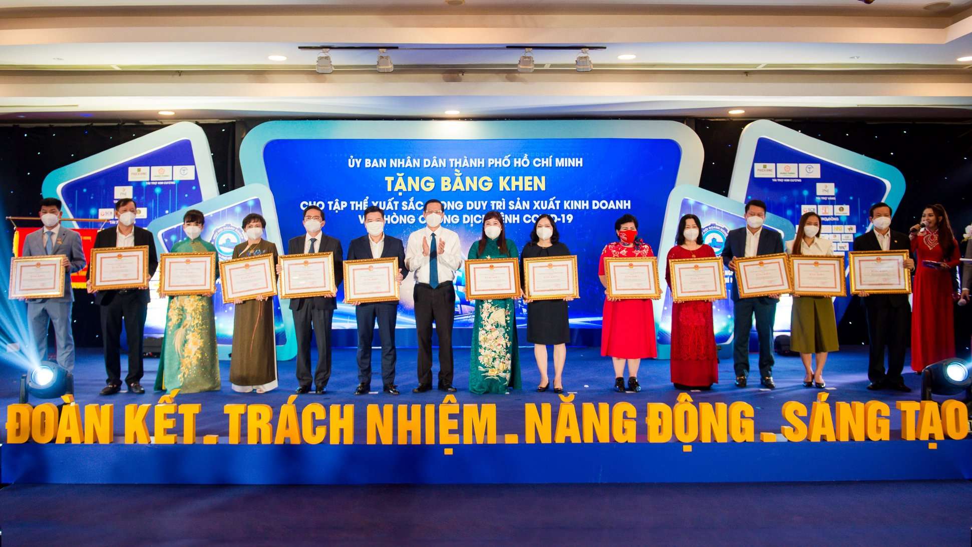Tập đoàn Hưng Thịnh đón nhận bằng khen của UBND TP.HCM trong duy trì sản xuất kinh doanh và phòng chống Covid-19