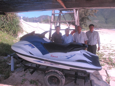 Đại diện Công ty Hưng Thịnh bàn giao thuyền Jacky-Yamaha 1.200R cứu hộ cho Ban quản lý Khu du lịch Bắc bán đảo Cam Ranh.