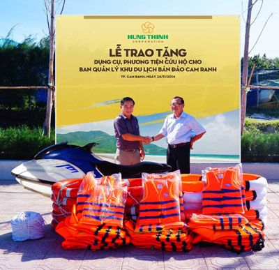 Đại diện Công ty Hưng Thịnh bàn giao phương tiện cứu hộ cho Ban quản lý Khu du lịch Bắc bán đảo Cam Ranh.