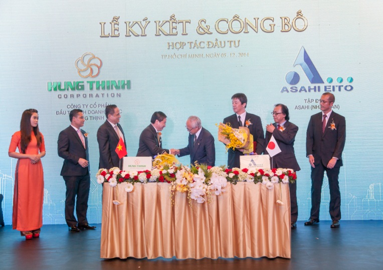 Ông Nguyễn Đình Trung – Chủ tịch HĐQT Hung Thinh Corp nhận hoa chúc mừng từ Ông Satoshi Nakajima  – Tổng Lãnh sự quán Nhật Bản tại Việt Nam