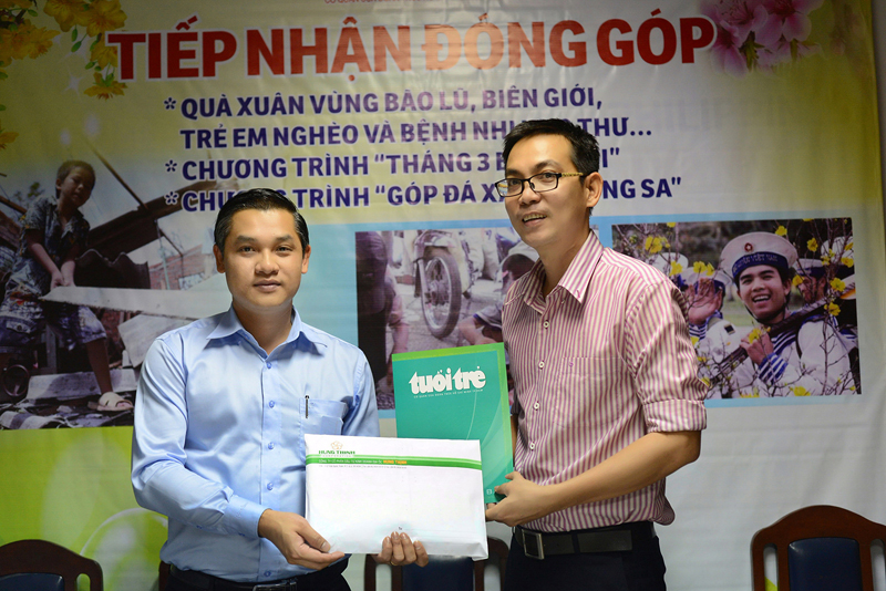 Ông Nguyễn Văn Cường - PTGĐ Hung Thinh Corp. trao tặng 200 triệu ủng hộ biển đảo quê hương