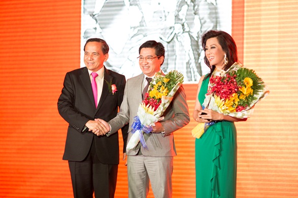 Ông Lê Hoàng Châu – Chủ tịch Hiệp hội Bất động sản TP.HCM thay mặt các doanh nghiệp BĐS tại TP.HCM trao hoa chúc mừng  sự hợp tác thành công giữa Hung Thinh Corp. và bà Nguyễn Cao Kỳ Duyên