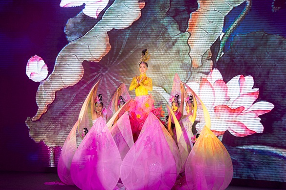 Diễn viên múa Linh Nga với vũ điệu Sen mở màn cho buổi lễ