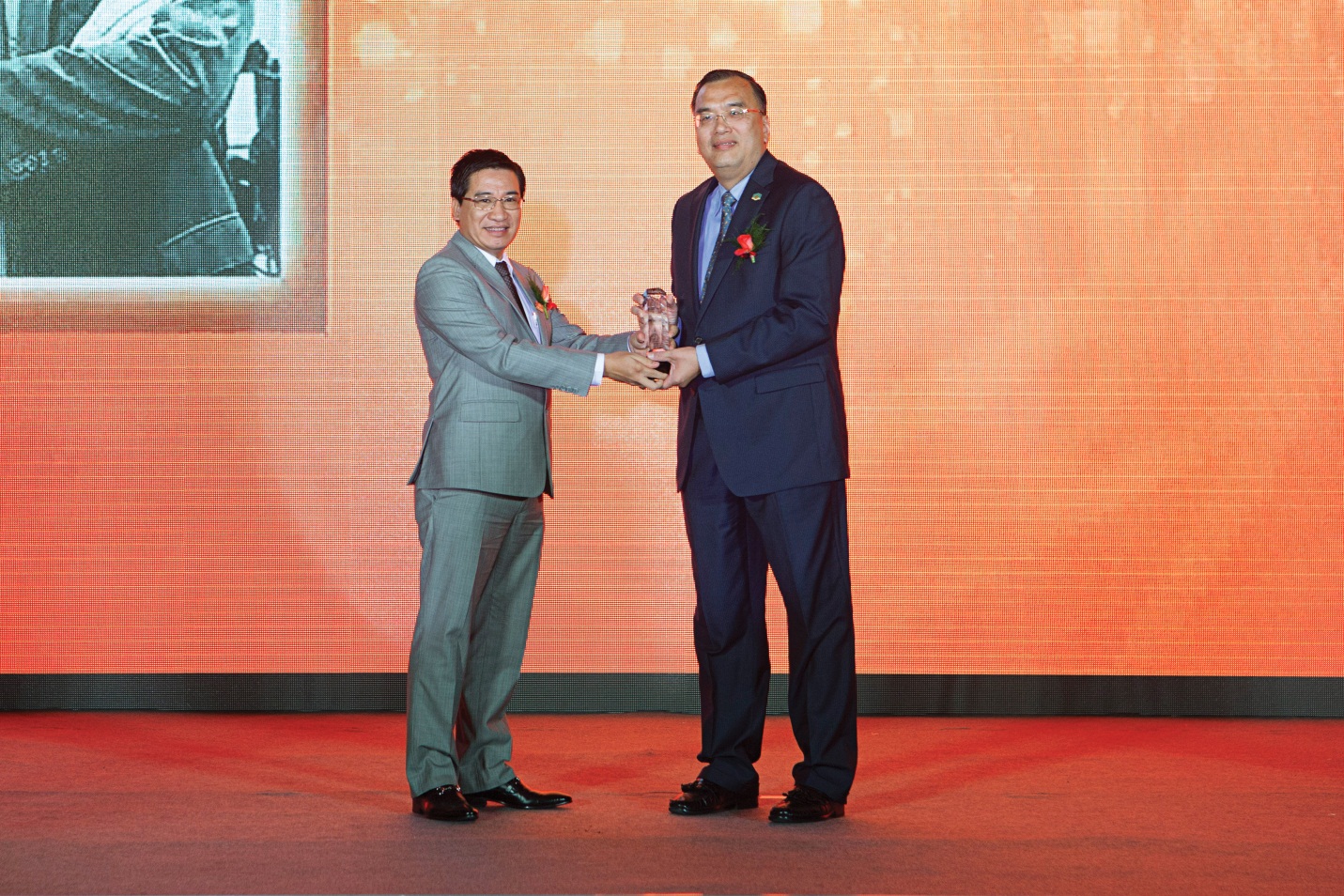 Ông Nguyễn Đình Trung – Chủ tịch HĐQT kiêm Tổng Giám đốc Hung Thinh Corp. trao danh vị cho ông Lê Thành Ân – Cố vấn quan hệ quốc tế của Công ty
