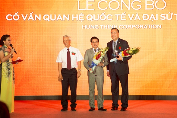   Ông Nguyễn Chiến Thắng – Chủ tịch UBND tỉnh Khánh Hòa trao hoa chúc mừng sự hợp tác thành công giữa Hung Thinh Corp. và ông Lê Thành Ân