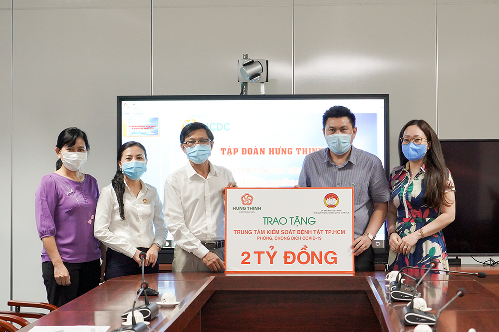 Tập đoàn Hưng Thịnh trao tặng 2 tỷ đồng cho Trung tâm Kiểm soát bệnh tật TP.HCM hỗ trợ phòng, chống dịch Covid-19