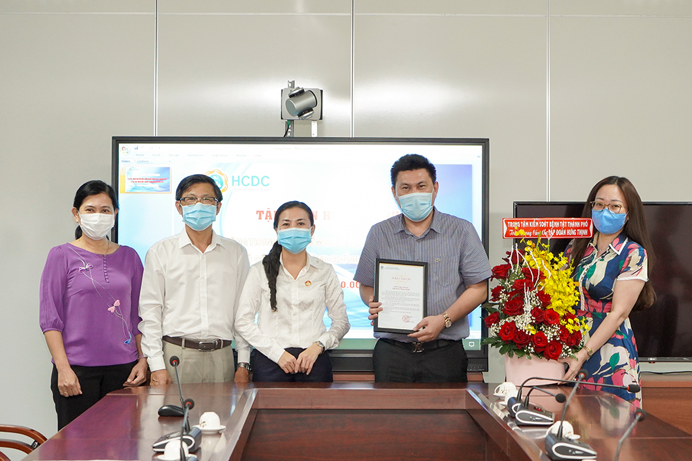 Tập đoàn Hưng Thịnh trao tặng 2 tỷ đồng cho Trung tâm Kiểm soát bệnh tật TP.HCM hỗ trợ phòng, chống dịch Covid-19