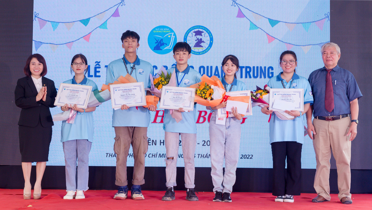 HUNG THINH CORPは将来の世代のため、QUANG TRUNGの 奨学金を提供します。