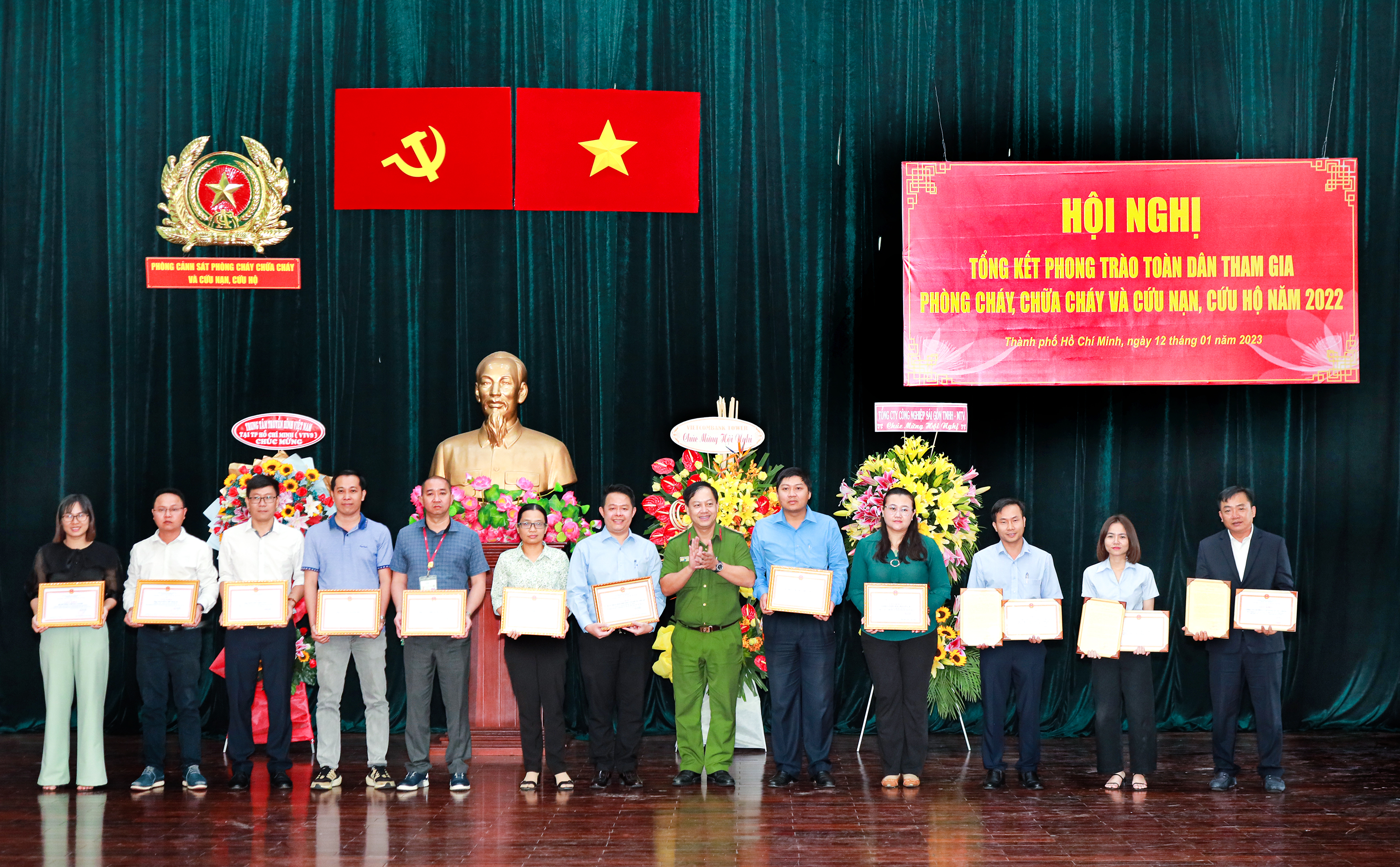 ホーチミン市の警察はHung Thinh Corpに賞状を授与します。