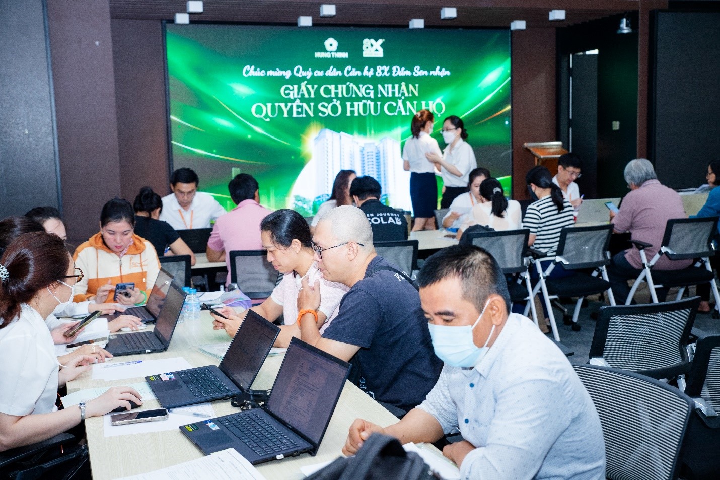 Tập đoàn Hưng Thịnh trao sổ hồng đợt hai cho cư dân dự án 8X Đầm Sen